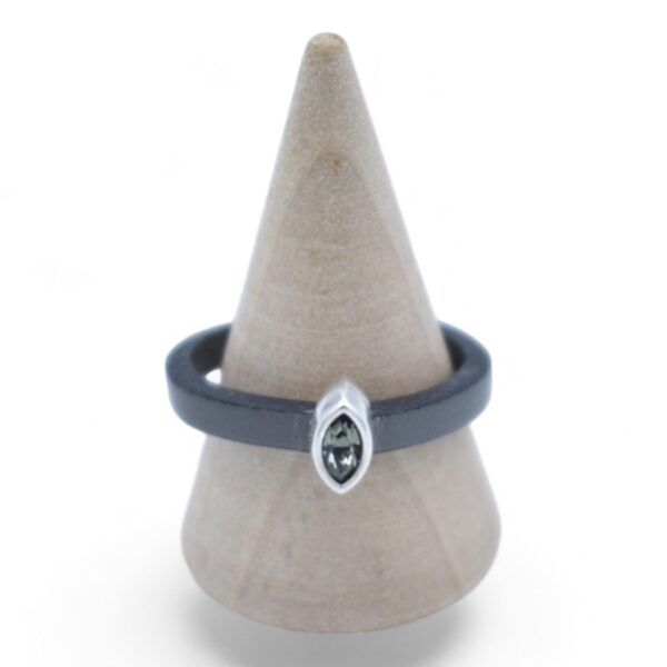 Anillo de cuero con cristal simple